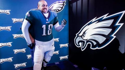 Un fan de Eagles posa para la foto de la Experiencia de la NFL