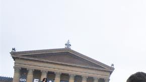 Aficionados en la escalinata del Philadelphia Museum of Art antes del  Super Bowl LII entre los Philadelphia Eagles y los New England Patriots. (Foto: EFE/EPA/BASTIAAN SLABBERS)