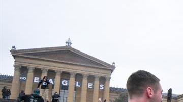 Aficionados en la escalinata del Philadelphia Museum of Art antes del  Super Bowl LII entre los Philadelphia Eagles y los New England Patriots. (Foto: EFE/EPA/BASTIAAN SLABBERS)