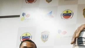 Ana Soto, madre del 'grandesligas' venezolano Elías Díaz (c-i), y de Eminson Soto (d), abraza a sus hijos tras el rescate. EFE