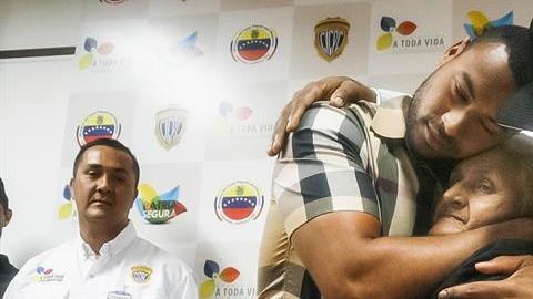 Ana Soto, madre del 'grandesligas' venezolano Elías Díaz (c-i), y de Eminson Soto (d), abraza a sus hijos tras el rescate. EFE