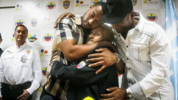 Ana Soto, madre del 'grandesligas' venezolano Elías Díaz (c-i), y de Eminson Soto (d), abraza a sus hijos tras el rescate. EFE