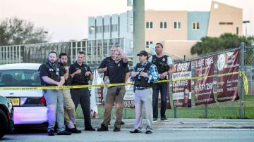 El representante estatal cree que la medida podría disuadir los tiroteos escolares