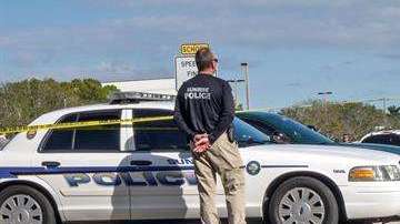 Varios policías vigilan frente a la escuela Marjory Stoneman Douglas de la ciudad de Parkland, Florida.