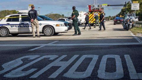 Varios policías vigilan frente a la escuela Marjory Stoneman Douglas de la ciudad de Parkland, Florida.