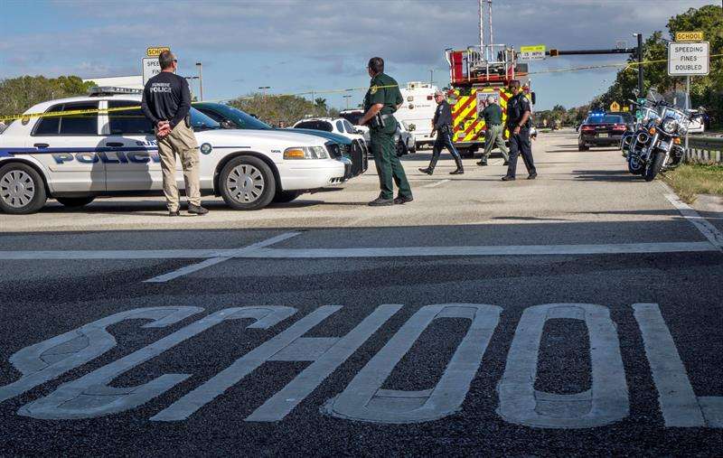Varios policías vigilan frente a la escuela Marjory Stoneman Douglas de la ciudad de Parkland, Florida.