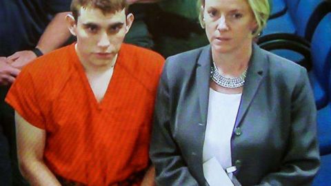 El sospechoso del tiroteo escolar Nikolas Cruz, acompañado de la asistente del defensor público Melisa McNeill, comparece en video en la corte del condado de Broward.