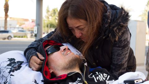 Miguel Martínez acudió a oficinas a ICE para demostrar que necesita a su mamá a su lado.