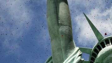 Los focos de la antorcha, corona y pedestal de la Estatua de la Libertad continuarán encendidos.