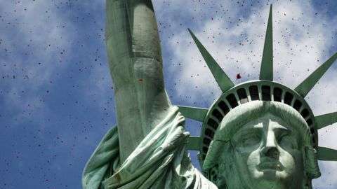 Los focos de la antorcha, corona y pedestal de la Estatua de la Libertad continuarán encendidos.