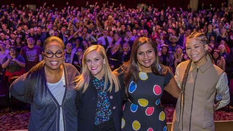 Después del encuentro entre actrices y admiradores, todos posaron para la foto del recuerdo.