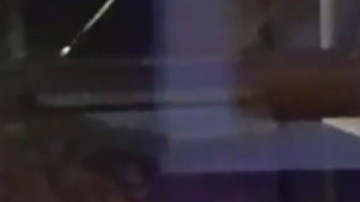 Varios agentes fueron a la tienda para sujetar al sospechoso.