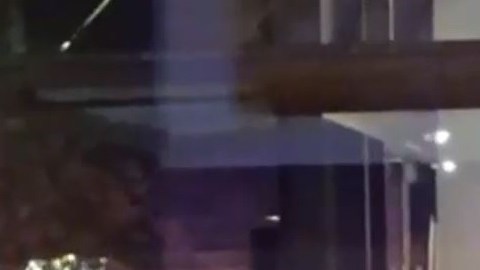 Varios agentes fueron a la tienda para sujetar al sospechoso.