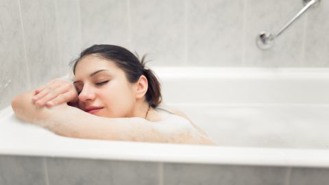 Baño_tina_Epsom_cólicos_shutterstock_391890382
