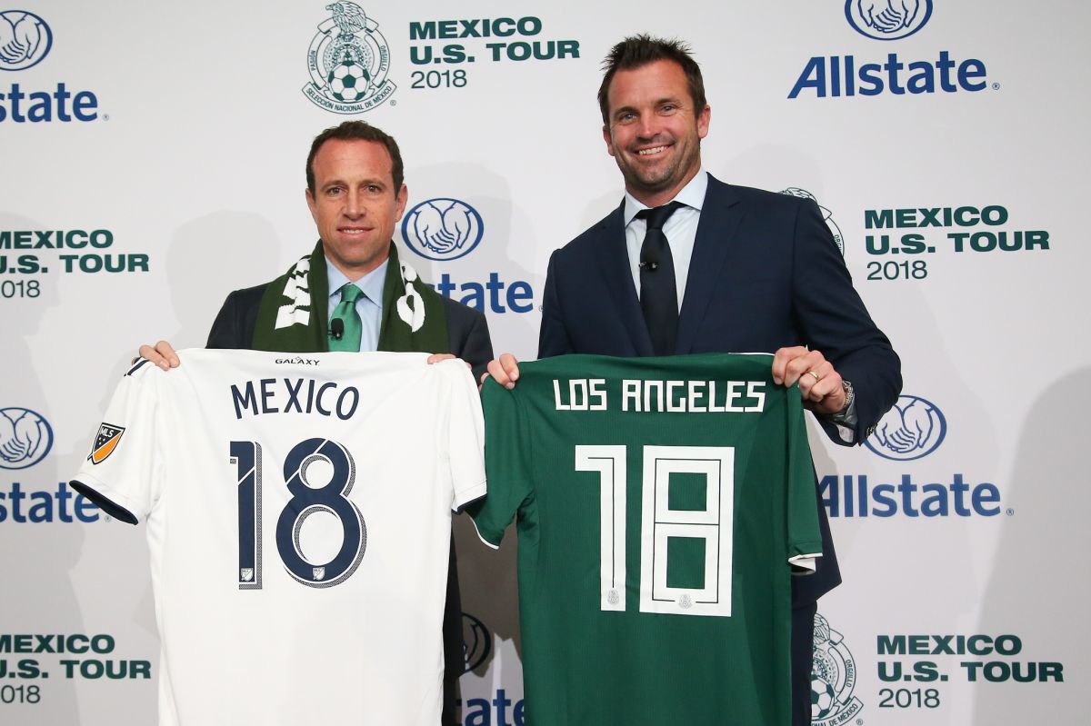 Gerardo Torrado, director deportivo de la selección mexicana, y Chris Klein, presidente del Galaxy, club que actúa como anfitrión del Tri para el juego del 28 de mayo contra Gales.