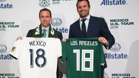 Gerardo Torrado, director deportivo de la selección mexicana, y Chris Klein, presidente del Galaxy, club que actúa como anfitrión del Tri para el juego del 28 de mayo contra Gales.