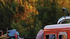 Uno de los bomberos que combatió el fuego resultó herido.