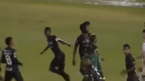 Una bronca se desató entre Independiente del Valle y River Plate de Uruguay