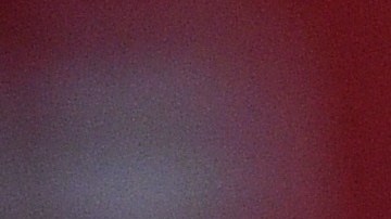 Un hombre muestra un producto elaborado con cannabis para uso terapéutico.