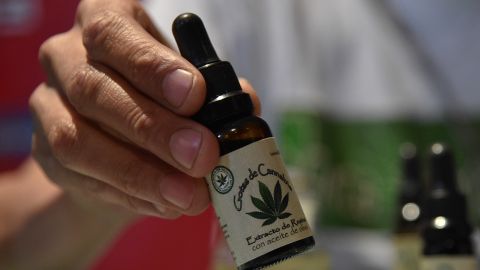 Un hombre muestra un producto elaborado con cannabis para uso terapéutico.