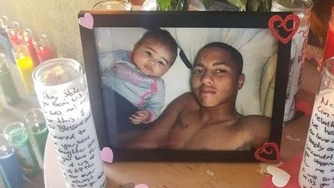 Con encendido de velas, los amigos y parientes rinden tributo a Anthony Jacob Weber, quien aparece en esta fotografía al lado de su pequeña hija..