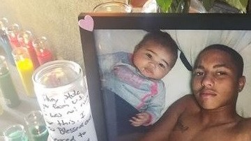 Con encendido de velas, los amigos y parientes rinden tributo a Anthony Jacob Weber, quien aparece en esta fotografía al lado de su pequeña hija..