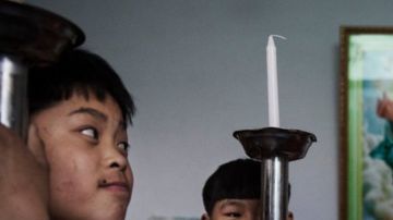 Un cura varios y monaguillos de la iglesia clandestina china se preparan para celebrar una procesión por el Domingo de Ramos cerca de Shijiazhuang, en la provincia de Hebei.