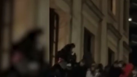 La estructura de un hotel en Philadelphia no soportó el pero de los fanáticos
