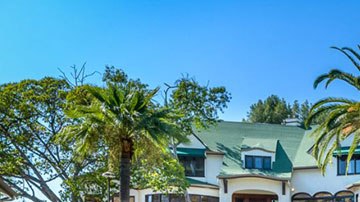 La residencia tiene 9 recámaras, 10 baños, una enorme piscina y elaborados jardines.