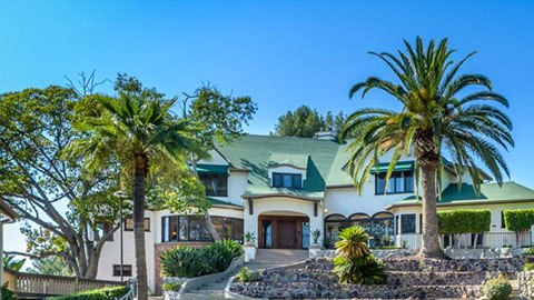 La residencia tiene 9 recámaras, 10 baños, una enorme piscina y elaborados jardines.