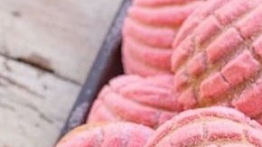 Llamada así por su forma parecida a la concha de mar, esta delicia tiene una capa a base de azúcar, manteca y harina en la parte superior, la cual típicamente es blanca o café.