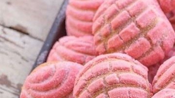 Llamada así por su forma parecida a la concha de mar, esta delicia tiene una capa a base de azúcar, manteca y harina en la parte superior, la cual típicamente es blanca o café.