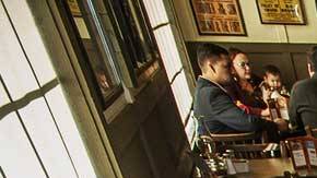 Cracker Barrel conmemoró su llegada a California con becas de miles de dólares para estudiantes.