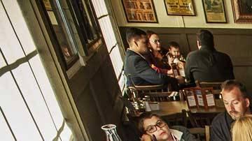 Cracker Barrel conmemoró su llegada a California con becas de miles de dólares para estudiantes.