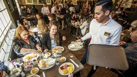 Cracker Barrel conmemoró su llegada a California con becas de miles de dólares para estudiantes.