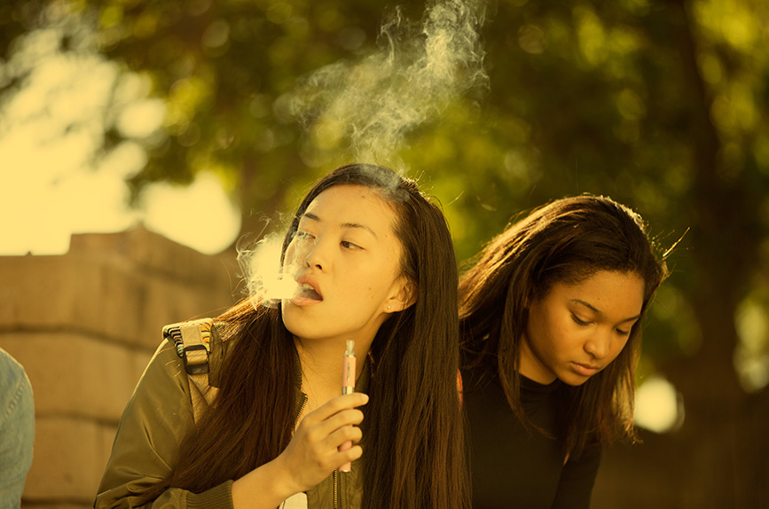 Las personas que están expuestas al vapor de segunda mano pueden absorber la misma cantidad de nicotina que las que están expuestas al humo de segunda mano de cigarro