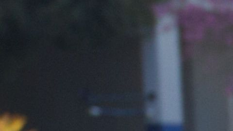 La mexicana MarÍa del Rosario Pineda (d) junto a su hijo Miguel Martínez (c), y su otro hijo, Anthony Martínez (2-d), en las oficinas del Servicio de Inmigración y Aduanas (ICE) de Los Ángeles. Un joven con una parálisis total de su cuerpo se presentó hoy en las oficinas del Servicio de Inmigración y Aduanas (ICE) de Los Ángeles para pedir a las autoridades federales que detengan la inminente deportación de su madre. (EFE)