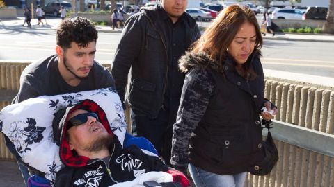 La mexicana MarÍa del Rosario Pineda (d) junto a su hijo Miguel Martínez (c), y su otro hijo, Anthony Martínez (2-d), en las oficinas del Servicio de Inmigración y Aduanas (ICE) de Los Ángeles. Un joven con una parálisis total de su cuerpo se presentó hoy en las oficinas del Servicio de Inmigración y Aduanas (ICE) de Los Ángeles para pedir a las autoridades federales que detengan la inminente deportación de su madre. (EFE)
