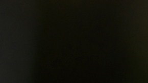 Mujeres sostienen una pancarta con retratos de personas desaparecidas durante la guerra civil del país centroamericano.