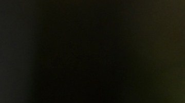 Mujeres sostienen una pancarta con retratos de personas desaparecidas durante la guerra civil del país centroamericano.