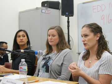 Kacie Finnicum, Julia Frudden y Julia Parish, expertas de asuntos laborales, analizan el aumento del pago de la Licencia Familiar en San Francisco. (Fernando Torres / La Opinión de la Bahía)
