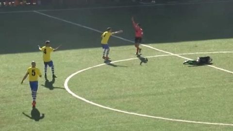 Simone Brugaletta fue expulsado a los tres segundo del juego Gela vs. Palmese en Italia.