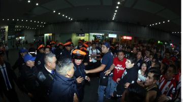 Los aficionados del rebaño sagrado protagonizaron un pleito con policías de la terminal aérea