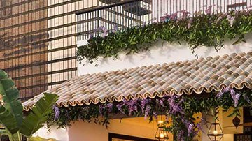 El Hotel Figueroa es un punto legendario del centro angelino con 14 pisos y 268 habitaciones.