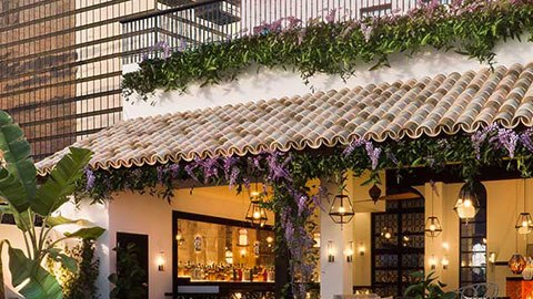 El Hotel Figueroa es un punto legendario del centro angelino con 14 pisos y 268 habitaciones.