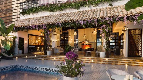 El Hotel Figueroa es un punto legendario del centro angelino con 14 pisos y 268 habitaciones.