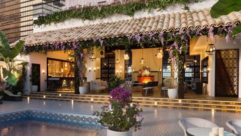El Hotel Figueroa es un punto legendario del centro angelino con 14 pisos y 268 habitaciones.