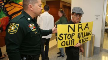 Un residente de la Florida pide a la NRA: "Deja de matar a nuestros hijos".