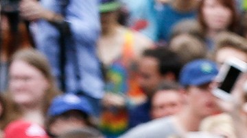 Activistas y estudiantes de la preparatoria Marjory Stoneman Douglas se manifiestan a favor de un mayor control de armas.