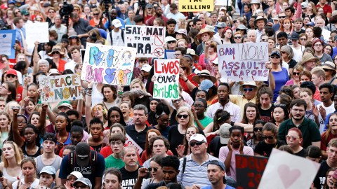 Activistas y estudiantes de la preparatoria Marjory Stoneman Douglas se manifiestan a favor de un mayor control de armas.